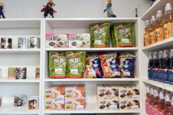 Étagère présentant une sélection de boissons et snacks japonais, disponibles dans une boutique manga à Cahors