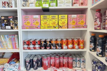 Étagère présentant une sélection de boissons et snacks japonais, disponibles dans une boutique manga à Cahors
