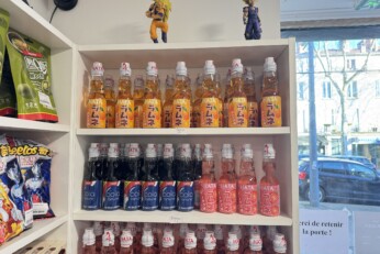 Étagère présentant une sélection de boissons et snacks japonais, disponibles dans une boutique manga à Cahors