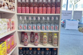 Étagère présentant une sélection de boissons et snacks japonais, disponibles dans une boutique manga à Cahors