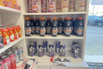 Étagère présentant une sélection de boissons et snacks japonais, disponibles dans une boutique manga à Cahors