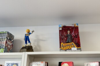 Figurines exposées sur une étagère dans une boutique manga à Cahors, représentant des personnages et créatures emblématiques.