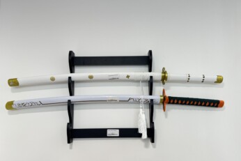 Présentation de divers goodies et accessoires inspirés de mangas, incluant des chapeaux, sacs, figurines et objets de collection, dans une boutique à Cahors.