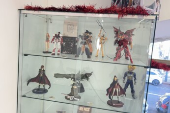Figurines exposées sur une étagère dans une boutique manga à Cahors, représentant des personnages et créatures emblématiques.